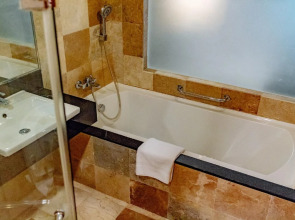 Crown Regency Courtyard Resort