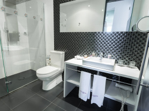 Petit Palace Lealtad Plaza