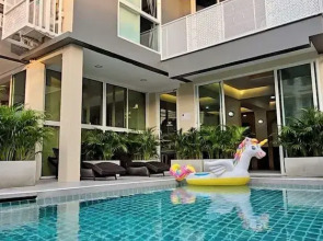 Charm Hostel at Pratumnak