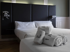 Petit Palace Lealtad Plaza