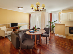 Queen's Court Hotel & Residence