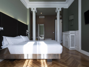 Petit Palace Lealtad Plaza