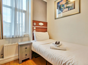 Huttons Hotel, Victoria London