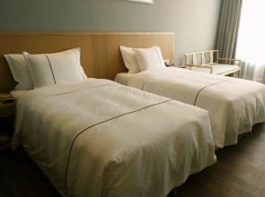 Отель Holiday Inn Guangzhou Zhujiang New Town by IHG