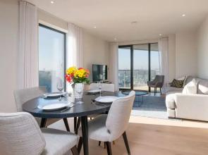 Modern Family Home close to Victoria Station