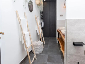 Elisabeth Downtown Apartments by UrbanRent