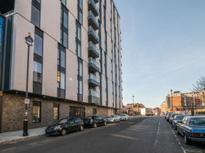 Modern Family Home close to Victoria Station