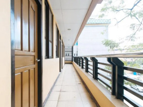 RedDoorz @ Arzo Hotel Grand Lodge