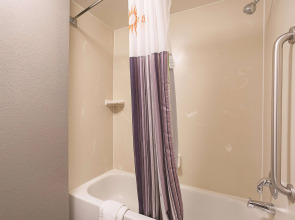 La Quinta Inn & Suites by Wyndham Plantation at SW 6th St