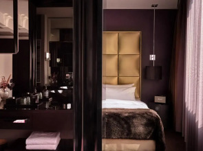 Roomers Frankfurt Central, Autograph Collection