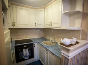 Queen's Court Hotel & Residence