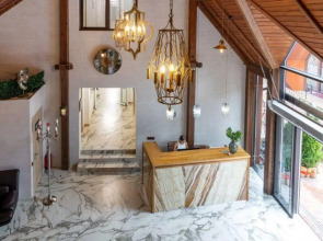 Апартаменты в отеле Red Wood (Ред Вуд)