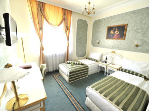 Queen's Astoria Design Hotel