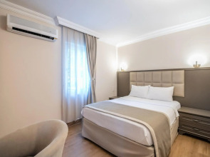 Moonshine Hotel & Suites