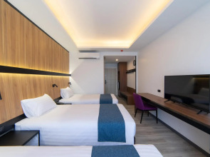 Gate43 Airport Hotel