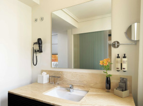 Отель H10 Universitat