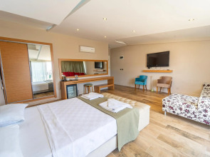 Aurasia SeaSide Hotel