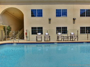 Holiday Inn Express & Suites Hollywood Walk Of Fame