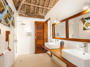 Shanuo Beach Bungalows