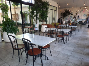 Lovinalife Room & Cafe