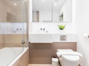 Luminous 2 Bed Balcony Flat in Islington