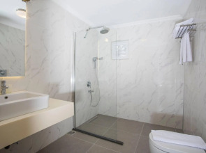 Moonshine Hotel & Suites