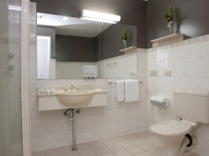 Adelaide Riviera Hotel