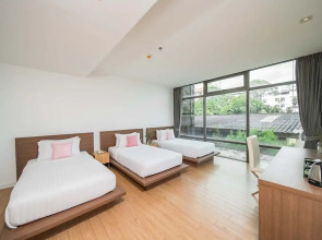 Seven Zea Chic Hotel