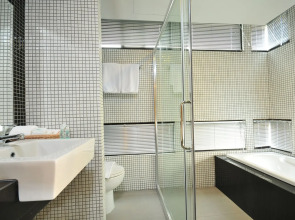 OYO 225 Premier Place Hotel