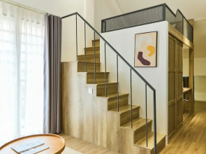 Kin Wander Tan Phong, The Moonage