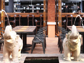 Rambuttri Village Inn & Plaza