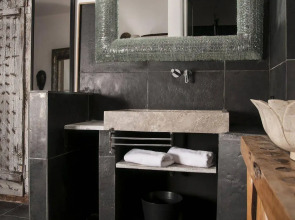 Sevenmaze Charming House