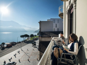 International au Lac Historic Lakeside Hotel