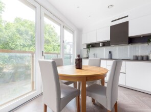 Luminous 2 Bed Balcony Flat in Islington
