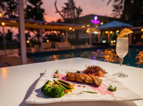 Foxoso La Beach Resort & Spa