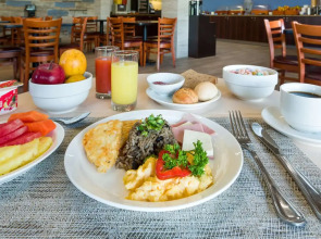 Irazu Hotel & Studios