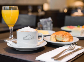 Broadway Hotel & Suites