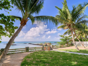 Les Estivales Beachfront Suites & Penthouses with LOV