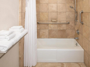 Holiday Inn Portland - Columbia Riverfront by IHG