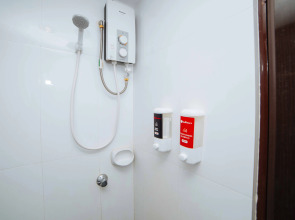 RedDoorz near Bambang Station