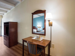 Red Carpet Inn & Suites