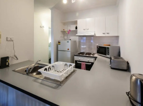 DAWN, 2BDR Carlton Apartment