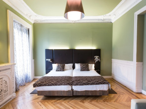 Petit Palace Lealtad Plaza