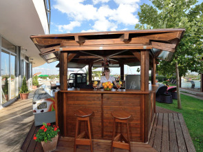 Hotel Golden Lake Resort