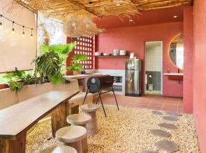 Kin Wander Tan Phong, The Moonage