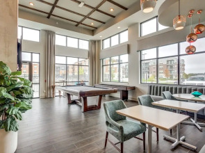 2 BR con patio por el centro comercial