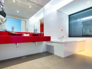 Four Views Monumental Lido