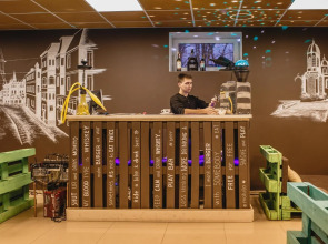 Отель Ambassador Plaza