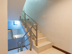 RedDoorz near Bambang Station