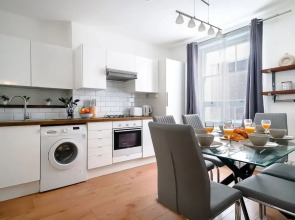 Liverpool Street 2BR City Apartment